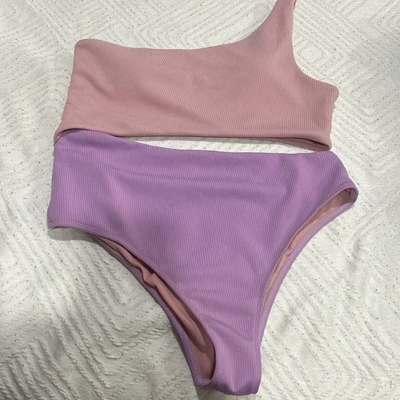 One piece bathing suit - Picture 3 of 3